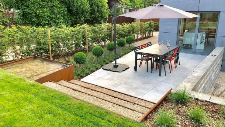 Terrasse avec escalier en gravier et un parasol