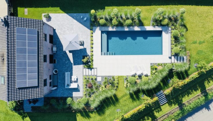 Maison avec une piscine creusée en plein soleil